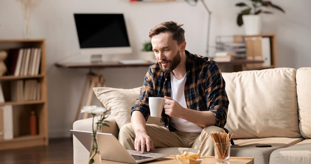 homre-tomando-cafe-gestion-de-cobros