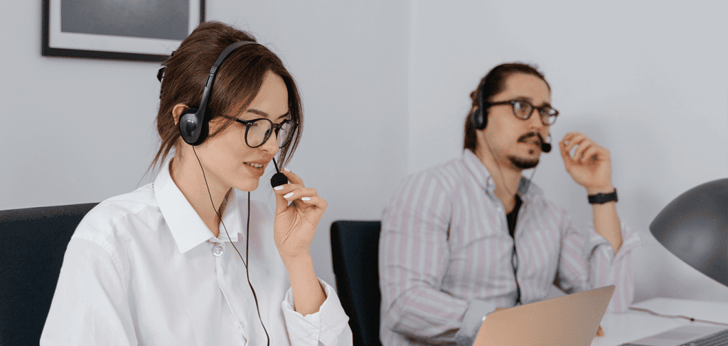 hombre-y-mujer-trabajando-call-center