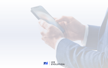 Profesional consultando mensajería RCS en smartphone con identidad verificada