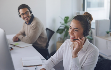Agentes de contact center utilizando el software de ICR Evolution para mejorar la contactabilidad outbound y la eficiencia operativa.